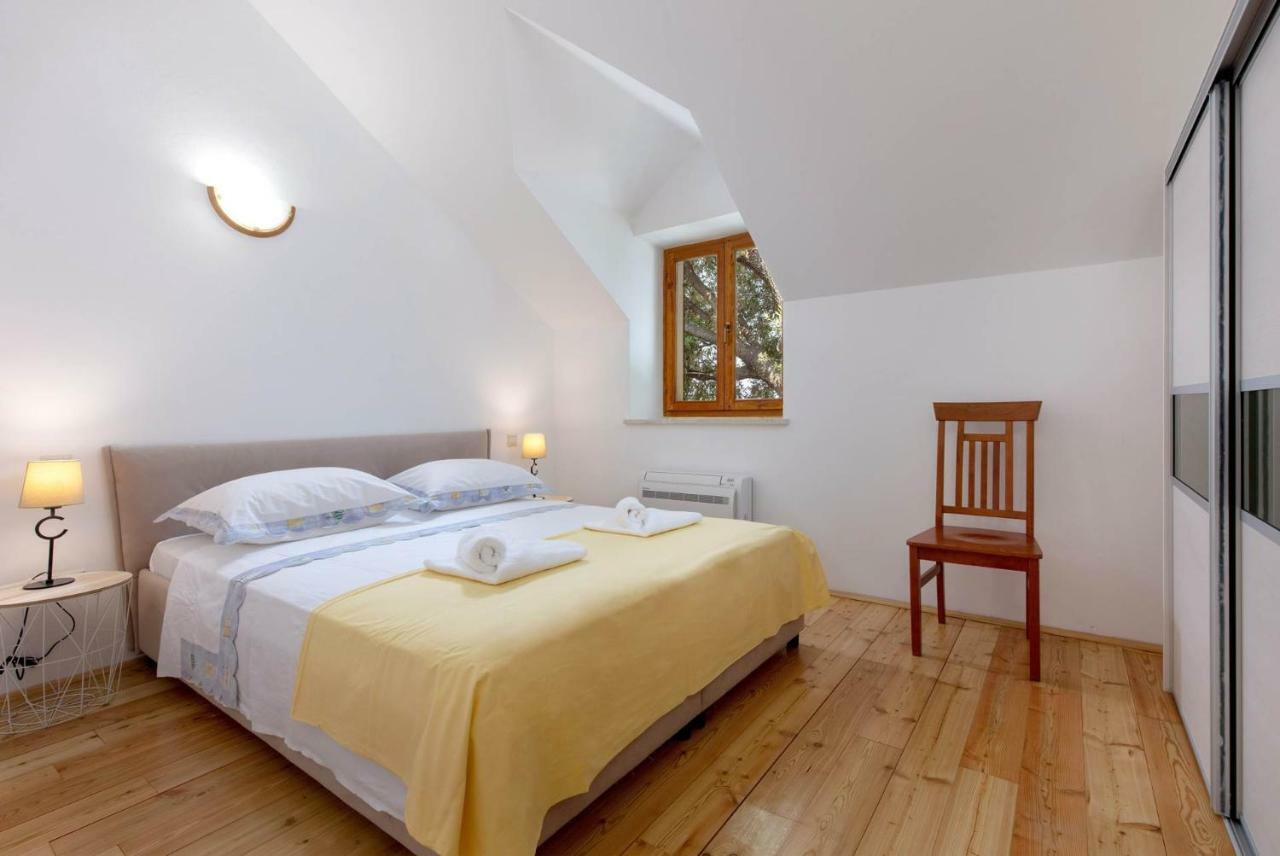 Villa Dubrava Tranquil Retreat Nestled In An Olive Grove For Serene Escapes Pucisca Dış mekan fotoğraf