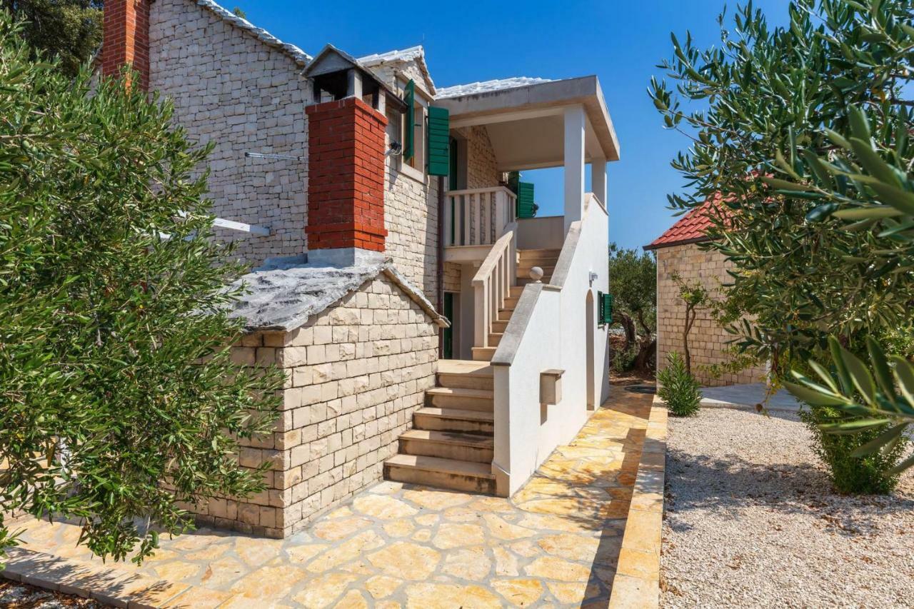 Villa Dubrava Tranquil Retreat Nestled In An Olive Grove For Serene Escapes Pucisca Dış mekan fotoğraf