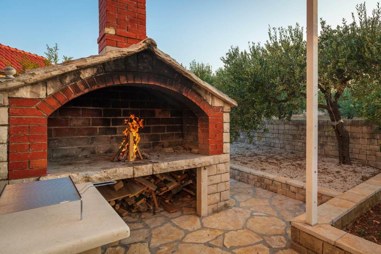 Villa Dubrava Tranquil Retreat Nestled In An Olive Grove For Serene Escapes Pucisca Dış mekan fotoğraf